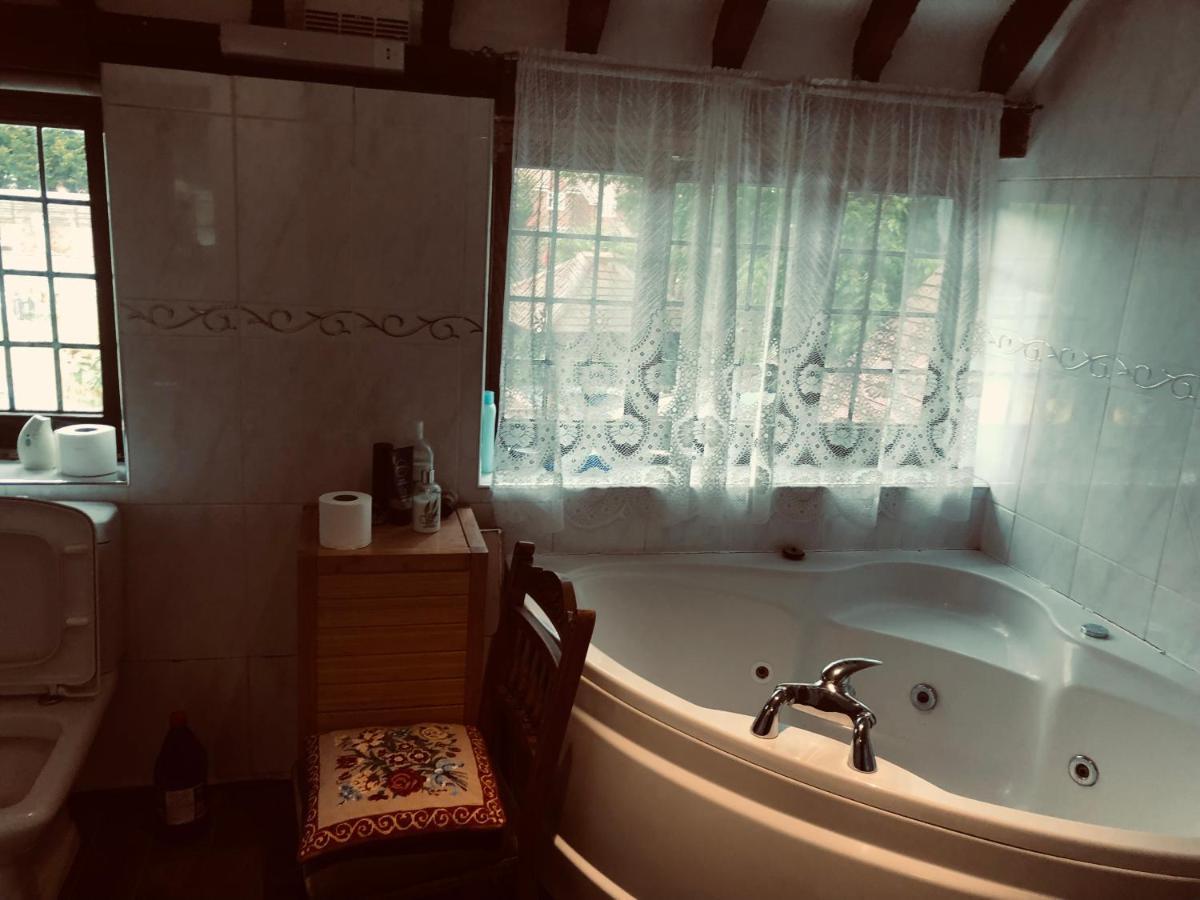 Tudor House - Double Room - Shared Bathroom Goff's Oak Екстер'єр фото